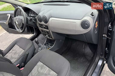 Хетчбек Dacia Sandero 2009 в 
