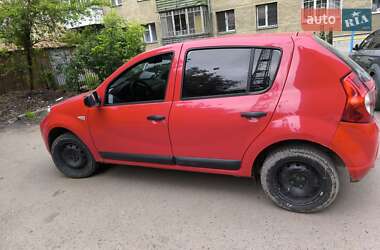 Хэтчбек Dacia Sandero 2009 в 
