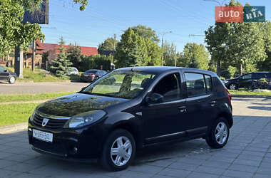 Хэтчбек Dacia Sandero 2010 в 