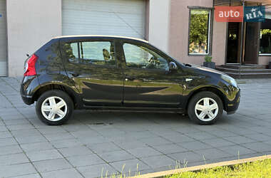 Хэтчбек Dacia Sandero 2010 в 