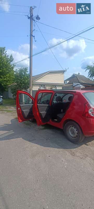 Хетчбек Dacia Sandero 2010 в Ніжині