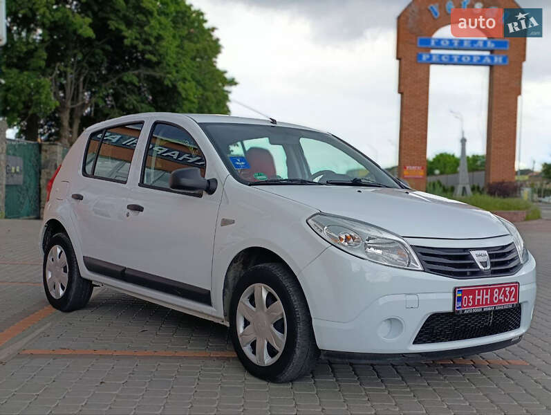 Хетчбек Dacia Sandero 2009 в 