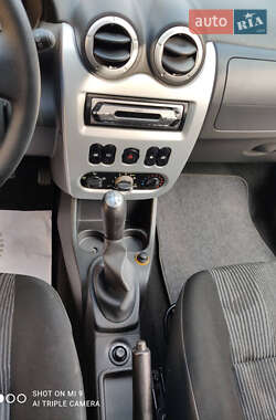 Хэтчбек Dacia Sandero 2009 в 