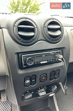 Хетчбек Dacia Sandero 2009 в 