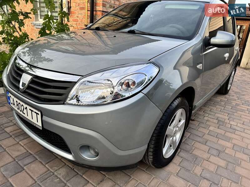 Хэтчбек Dacia Sandero 2009 в Христиновке