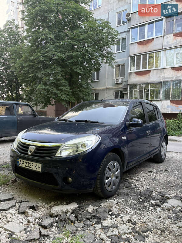 Хэтчбек Dacia Sandero 2010 в Запорожье
