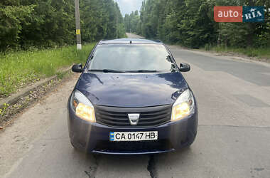 Хэтчбек Dacia Sandero 2009 в 