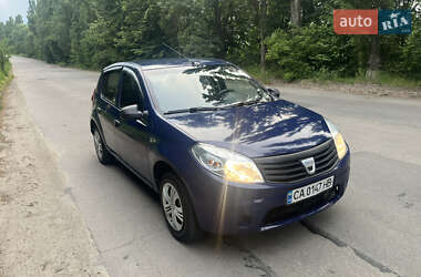 Хэтчбек Dacia Sandero 2009 в 