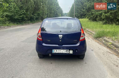 Хэтчбек Dacia Sandero 2009 в 