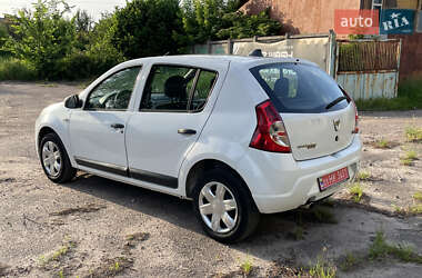 Хетчбек Dacia Sandero 2009 в 