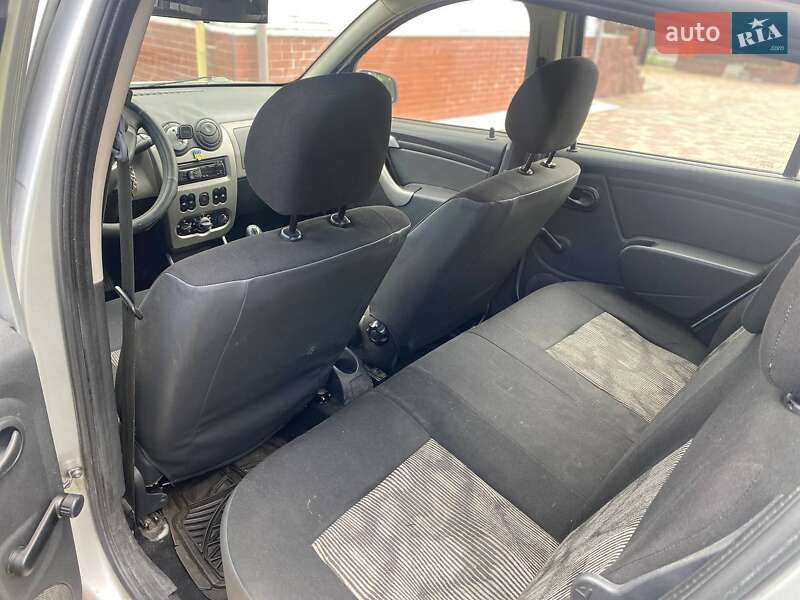 Хетчбек Dacia Sandero 2009 в Києві