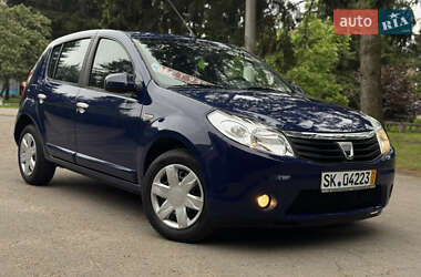 Хэтчбек Dacia Sandero 2010 в Умани