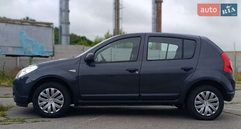 Хэтчбек Dacia Sandero 2009 в Виннице