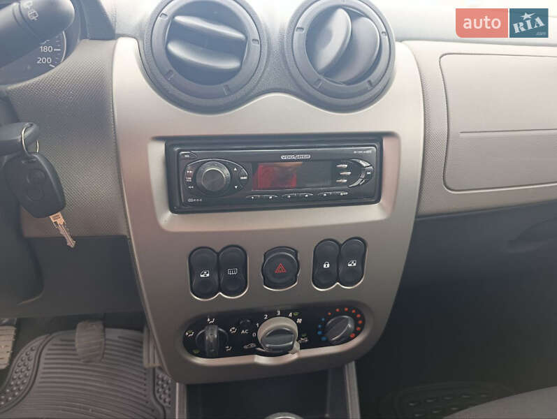 Хэтчбек Dacia Sandero 2009 в Виннице