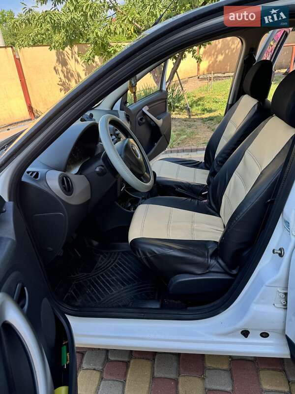 Хэтчбек Dacia Sandero 2009 в Мукачево