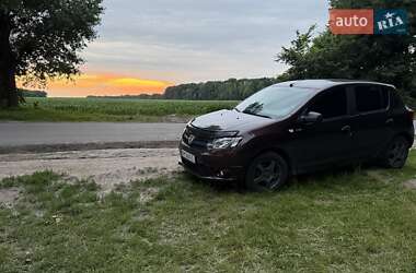 Хэтчбек Dacia Sandero 2016 в Ромнах