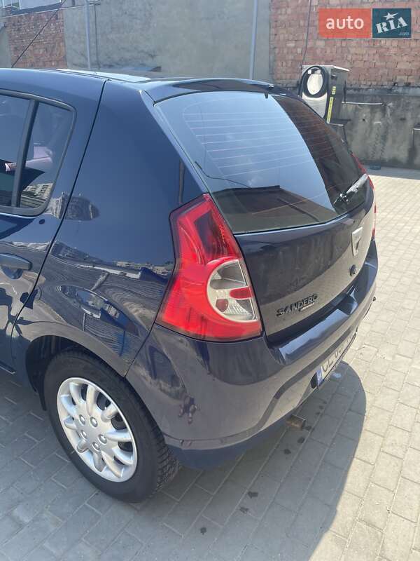 Хэтчбек Dacia Sandero 2009 в Черновцах