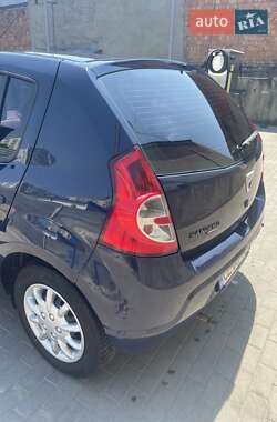 Хэтчбек Dacia Sandero 2009 в 