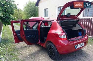 Хэтчбек Dacia Sandero 2013 в 