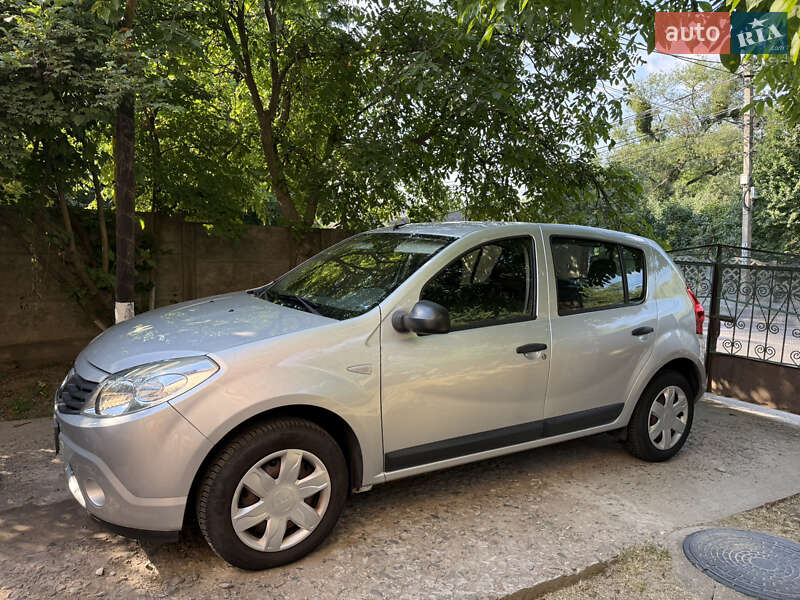 Хэтчбек Dacia Sandero 2009 в Черновцах