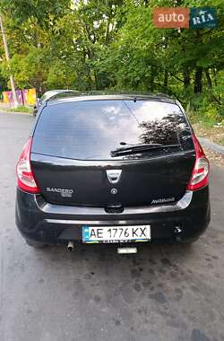 Хэтчбек Dacia Sandero 2010 в 