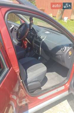 Хэтчбек Dacia Sandero 2010 в 