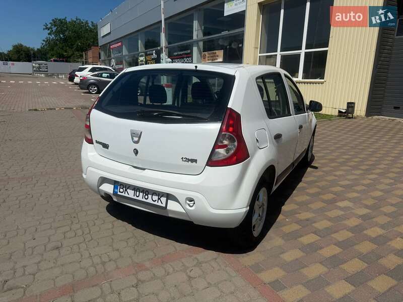 Хэтчбек Dacia Sandero 2011 в Ровно