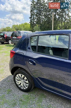 Хэтчбек Dacia Sandero 2015 в 