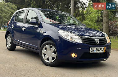 Хэтчбек Dacia Sandero 2010 в 