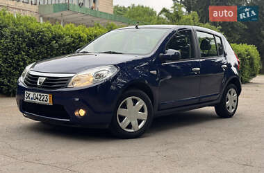 Хэтчбек Dacia Sandero 2010 в 