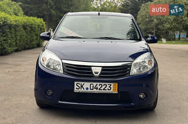 Хэтчбек Dacia Sandero 2010 в 