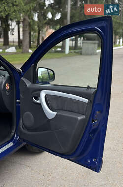 Хэтчбек Dacia Sandero 2010 в 