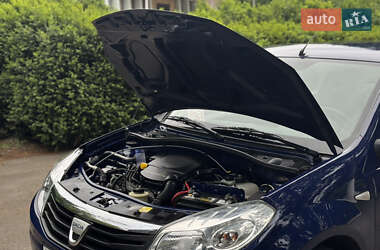 Хэтчбек Dacia Sandero 2010 в 