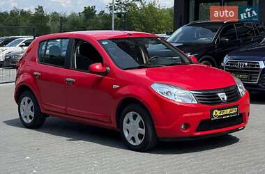 Хэтчбек Dacia Sandero 2010 в Черновцах