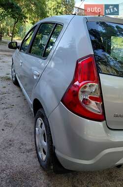 Хэтчбек Dacia Sandero 2008 в 