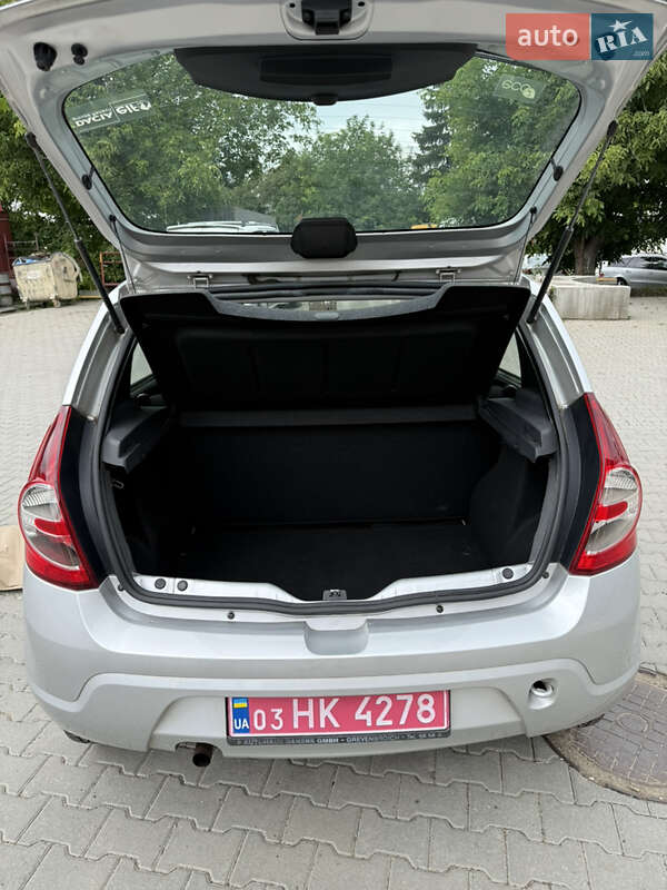Хэтчбек Dacia Sandero 2009 в Черновцах
