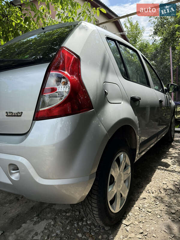 Хэтчбек Dacia Sandero 2009 в Черновцах