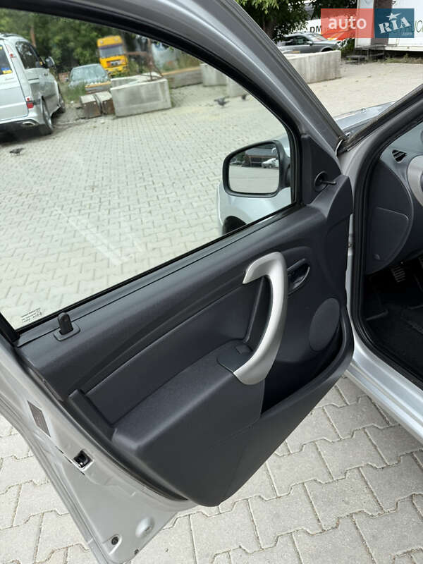 Хэтчбек Dacia Sandero 2009 в Черновцах