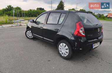 Хэтчбек Dacia Sandero 2010 в 