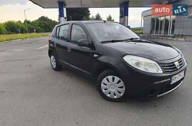 Хэтчбек Dacia Sandero 2010 в 