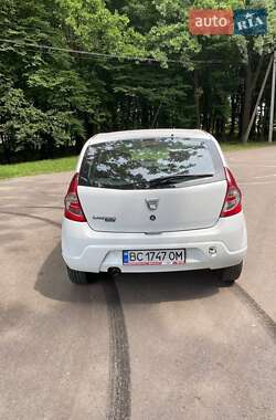 Хетчбек Dacia Sandero 2010 в 