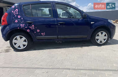 Хэтчбек Dacia Sandero 2009 в 