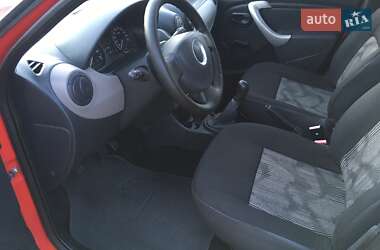 Хетчбек Dacia Sandero 2009 в 
