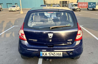 Хэтчбек Dacia Sandero 2010 в 