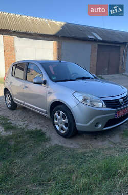 Хетчбек Dacia Sandero 2009 в Ромнах