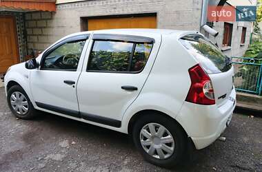 Хетчбек Dacia Sandero 2009 в 