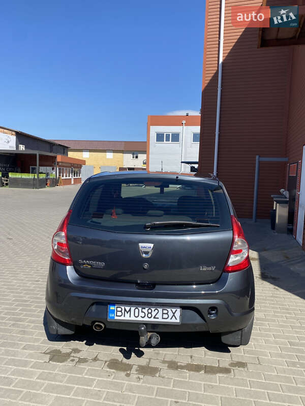 Хэтчбек Dacia Sandero 2009 в 