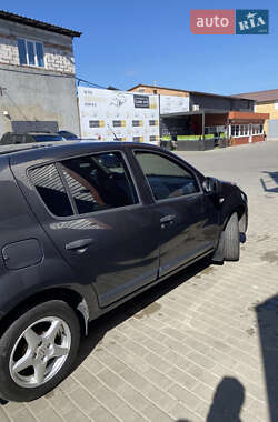 Хэтчбек Dacia Sandero 2009 в 