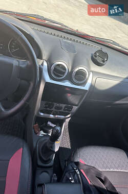Хэтчбек Dacia Sandero 2010 в 