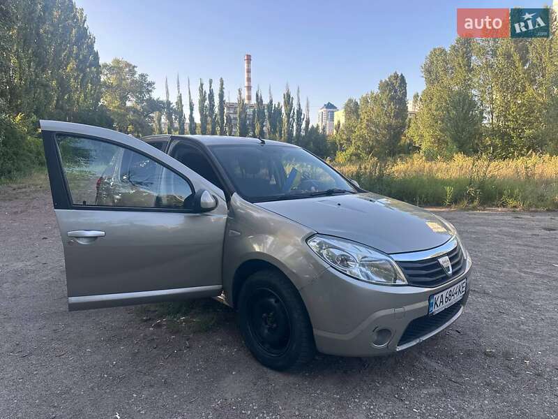 Хетчбек Dacia Sandero 2009 в Києві